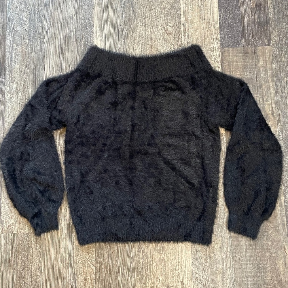 WHO WHAT WEAR Black Faux Fur Off-The-Shoulder Top.